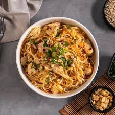 5020. TALLARINES THAILANDES CON POLLO