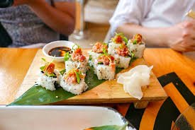 47.URAMAKI SALMON AGUACATE Y QUESO