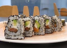 68. URAMAKI REBOZADO DE SALMÓN QUESO Y AGUACATE (5 Piezas)
